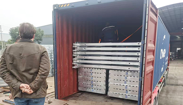 顧客訪問とコンテナ積み込み – チリ